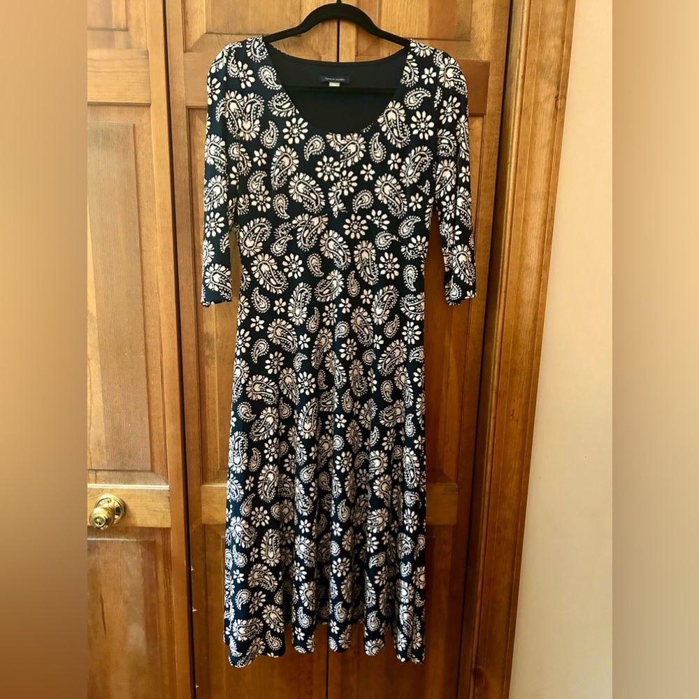 Tommy Hilfigure Women's Chic & Preppy Sz 6 Navy Dress W/ a Cream Paisley Pattern